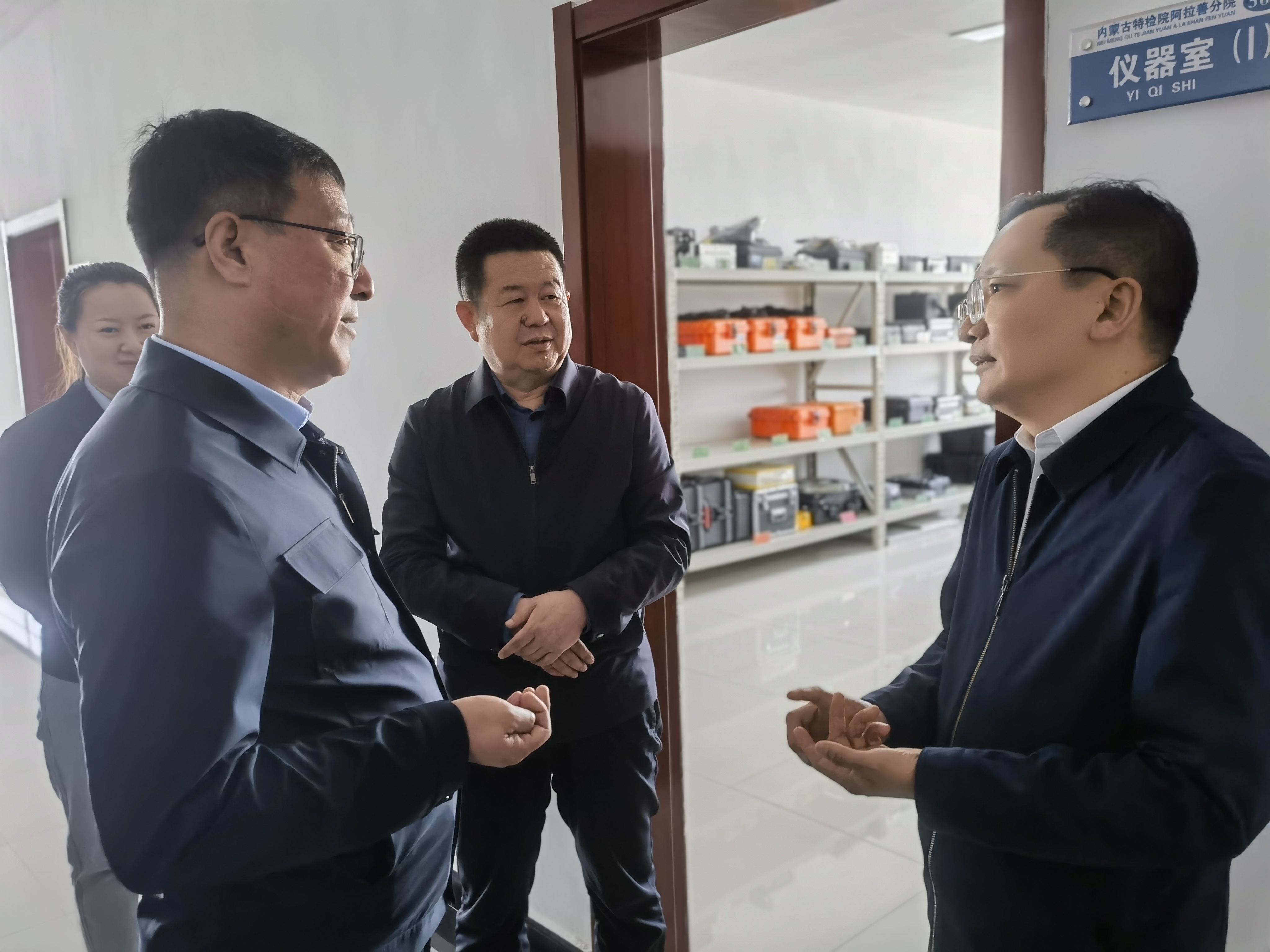 阿拉善盟盟委委员、行署副盟长王峰到自治区特检院阿拉善分院开展调研