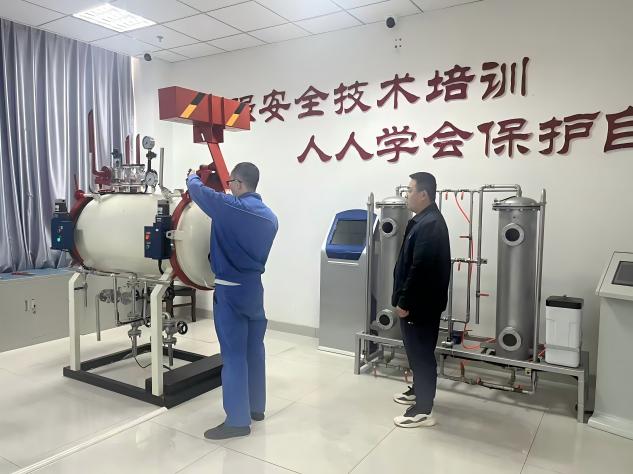 乌海分院举办特种设备安全管理、快开门式压力容器操作、
气瓶充装三个作业项目考试