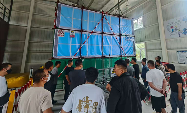 标题：筑牢安全防线 锤炼实战精兵
——内蒙古特检院赤峰分院开展高处作业实操培训
浏览次数：55
发表时间：2025-09-04