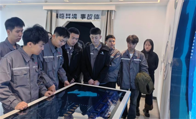 标题：内蒙古特种设备学院组织首批学生赴科普中心开展实践教学
浏览次数：330
发表时间：2025-12-18