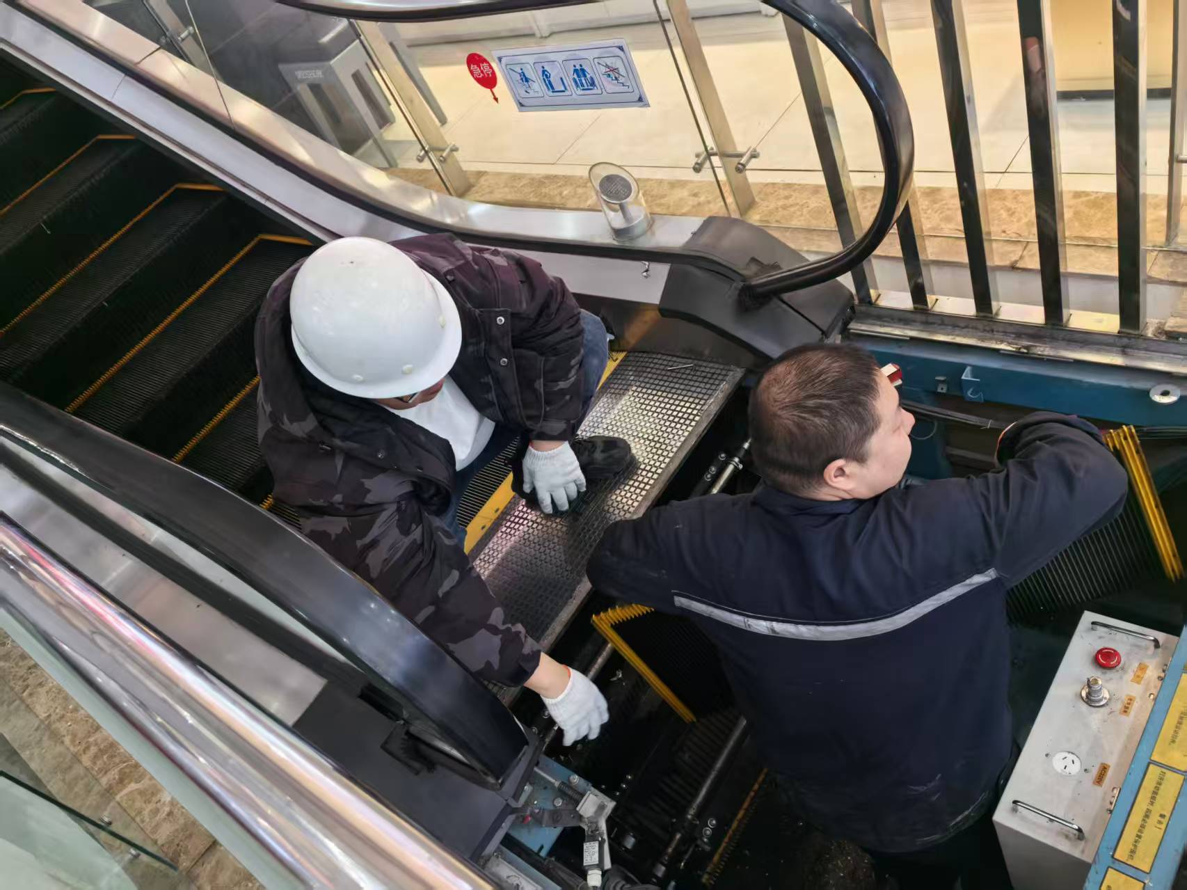 内蒙古特检院呼伦贝尔分院完成扎兰屯发达广场电梯定期检验 护航人员密集场所乘梯安全