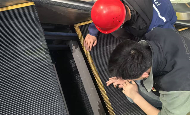 标题：坚守“梯”位护平安 全时值守暖假期
浏览次数：24
发表时间：2026-05-07