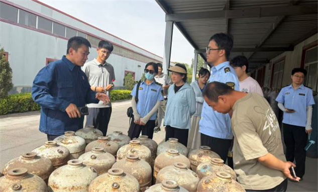 标题：乌海市市场监管局组织三区监管人员赴气瓶检验基地观摩学习
浏览次数：572
发表时间：2026-06-26