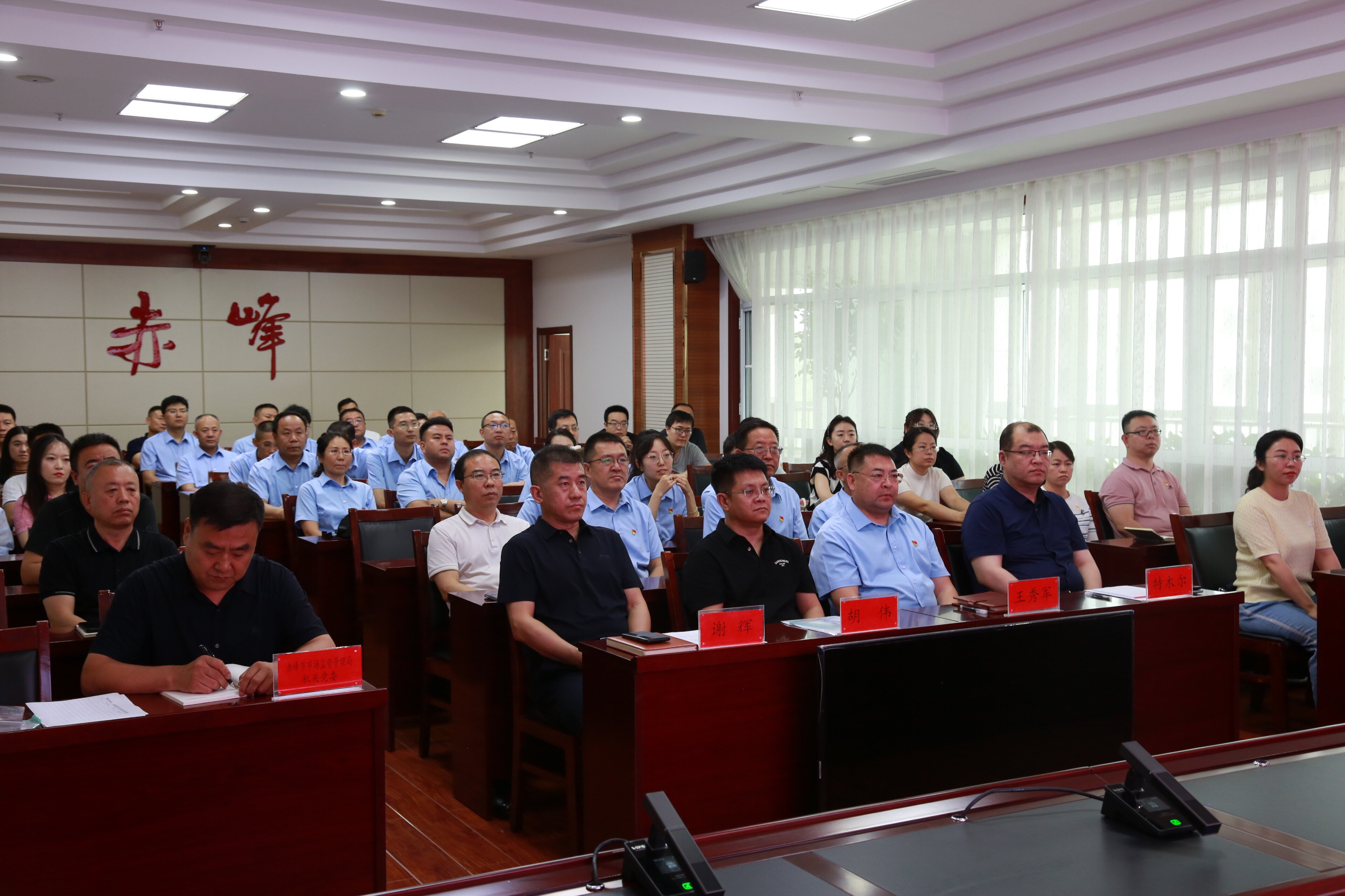 4、赴市场监管局观看警示教育片.jpg
