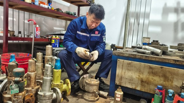 安全阀拆解维修.jpg